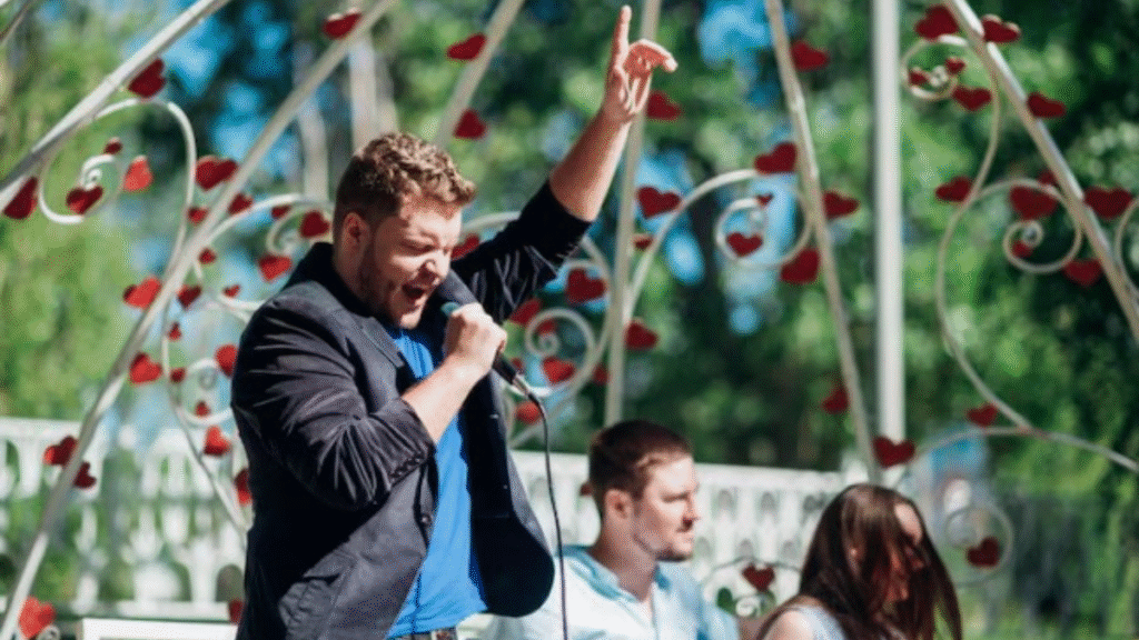 topless waitress mackay